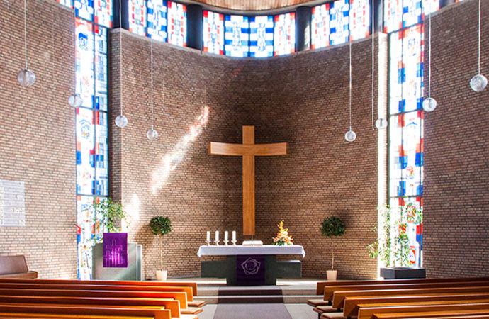 Blick auf den Altar der Versöhnungskirche