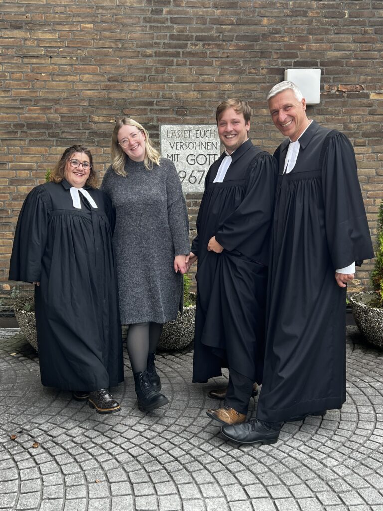 Ob die Schuhe zum Talar passen?